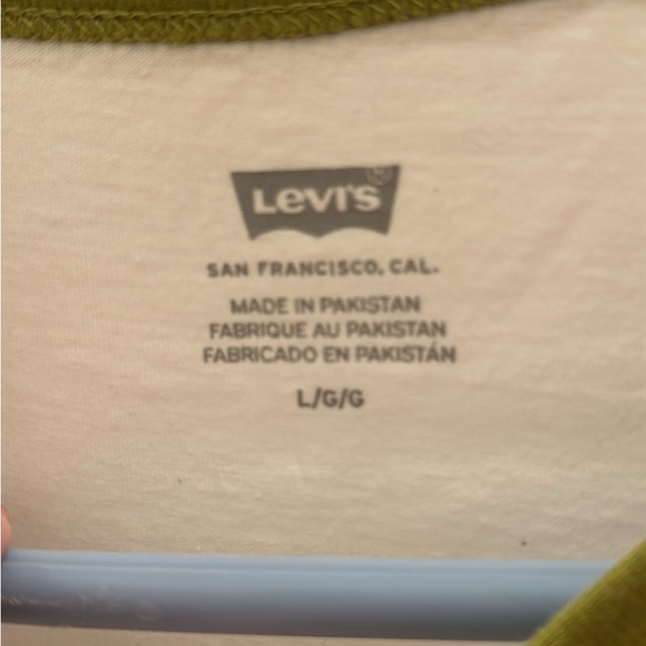 Levi’s Cropped Too - Picture 5 of 5